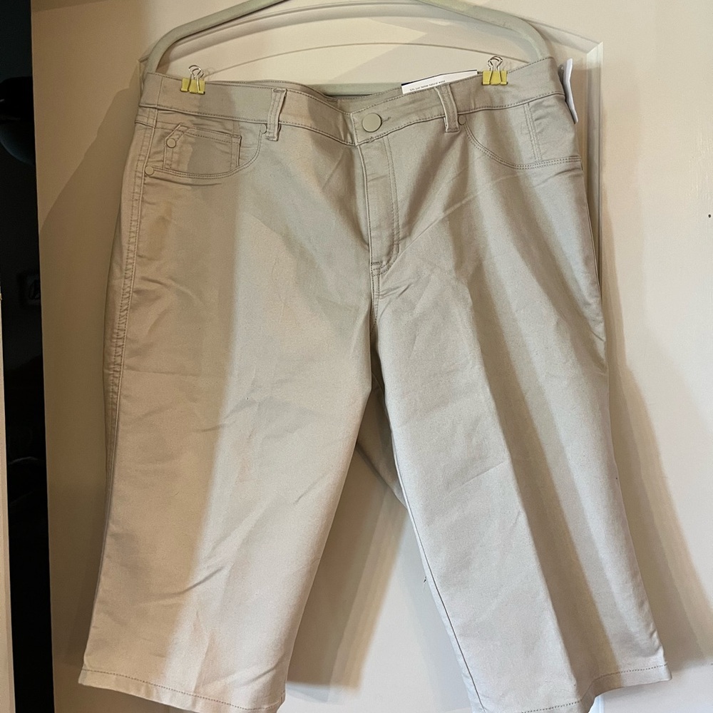 NWT Christopher and Banks capri/skimmers.